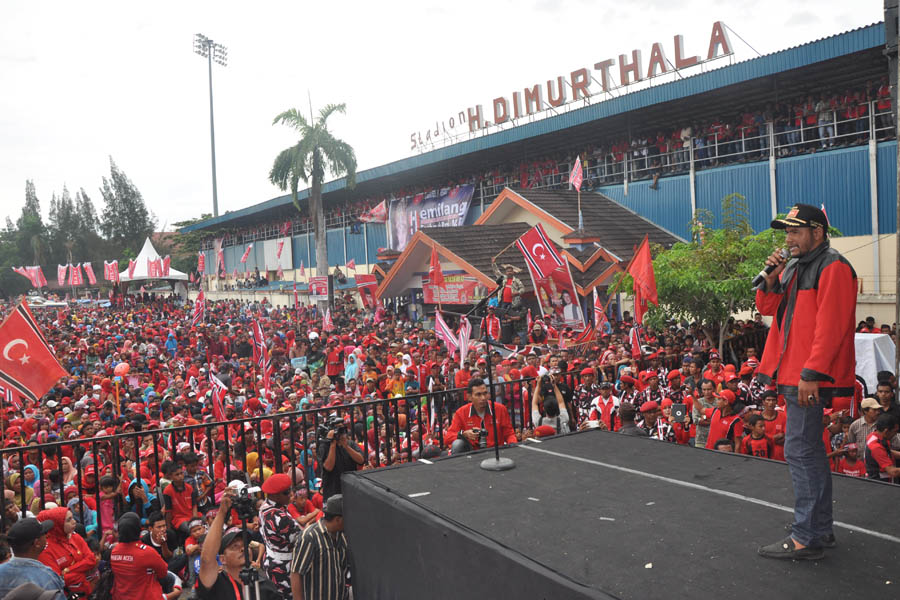 Ketua DPW Partai Aceh Kota Banda Aceh yang juga Jubir KPA Pusat, Mukhlis Abee, saat menyampaikan orasi politiknya.